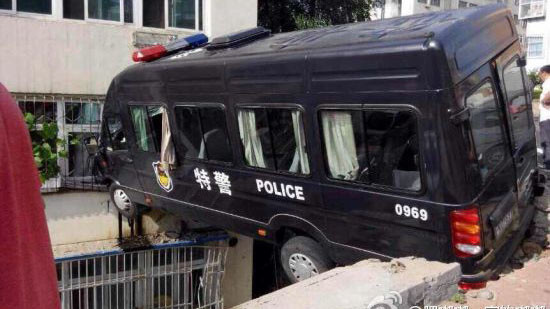 Chiếc xe nằm vắt vẻo giữa rãnh sâu, đầu đâm vào tòa nhà đối điện 