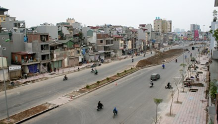 Bí thư Thành ủy Hà Nội yêu cầu kiểm tra toàn bộ dự án thi công hè phố Kim Liên - Ô Chợ Dừa - Hoàng Cầu vì những bất hợp lý trong việc thiết kế xây dựng, sử dụng tuyến vỉa hè này. Ảnh: Bá Đô (VnExpress)