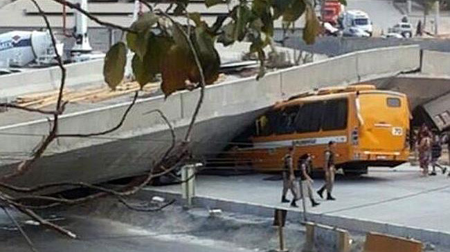 Chiếc xe tải bị mắc kẹt dưới cây cầu bị sập