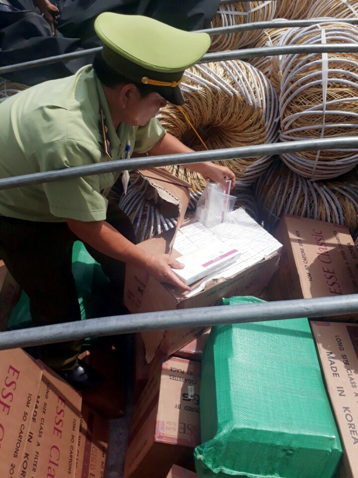 Ảnh: Đội Quản lý thị trường số 8 (Quảng Bình) kiểm đếm tang vật vi phạm