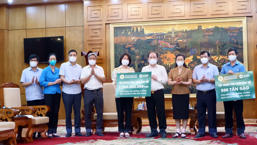 Đại diện Tập đoàn Tân Long vừa trao tặng 500 tấn gạo và 2,5 tỷ đồng cho tỉnh Bắc Giang