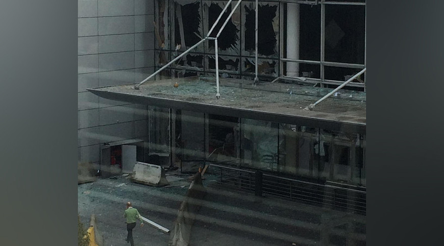 Cửa kính vỡ toang sau vụ nổ ở sân bay Zaventem ở Brussels, Bỉ hôm nay, 22/3