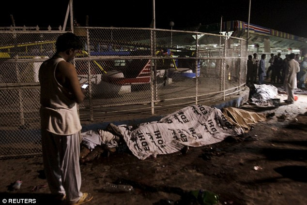 Thi thể những nạn nhân xấu số trong vụ đánh bom công viên ở Lahore, Pakistan hôm 27/2 xếp hàng dài cạnh hàng rào sắt