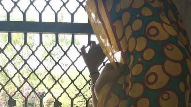 Nạn nhân hiếp dâm tại Odhabhai Devipujak, Gujarat, Ấn Độ phải trải qua nghi lễ thanh lọc kì lạ