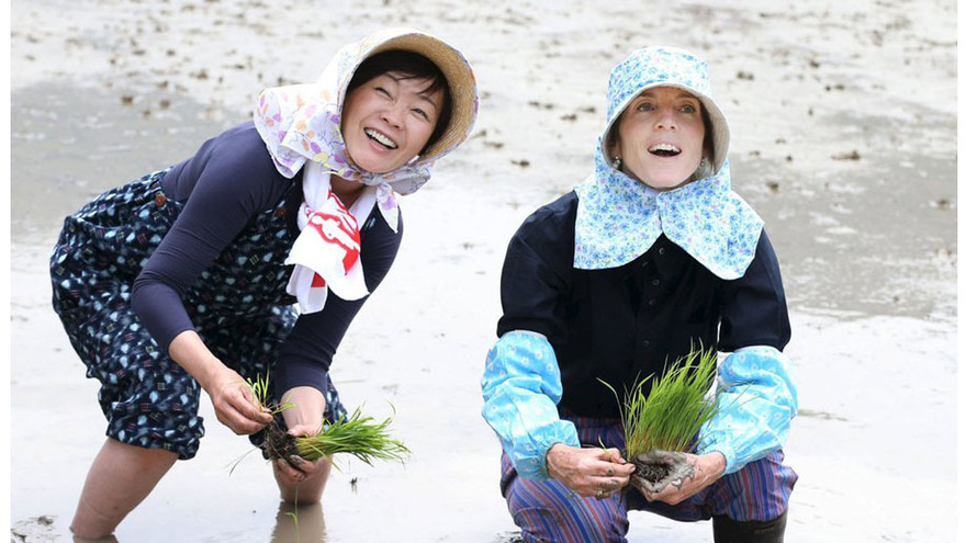 Đại sứ Mỹ Caroline Kennedy (phải) và phu nhân thủ tướng Nhật Akie Abe.