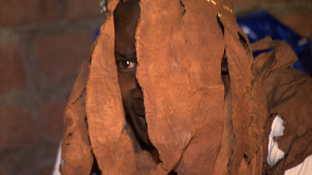 Một tên lang băm được thuê để săn trẻ em.