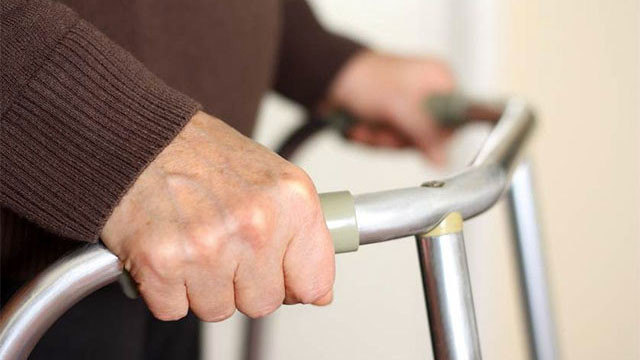 Cụ bà 72 tuổi liên tục quấy rối trai trẻ