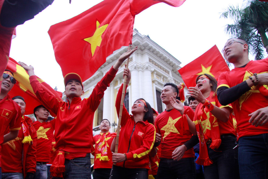 CĐV Việt Nam diễu hành trước trận đấu. Ảnh: Duy Phạm