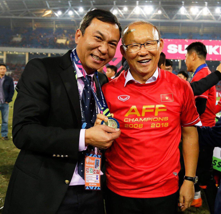 Phó chủ tịch VFF Trần Quốc Tuấn và món quà đặc biệt từ HLV Park Hang Seo, chiếc HCV AFF Cup 2018.