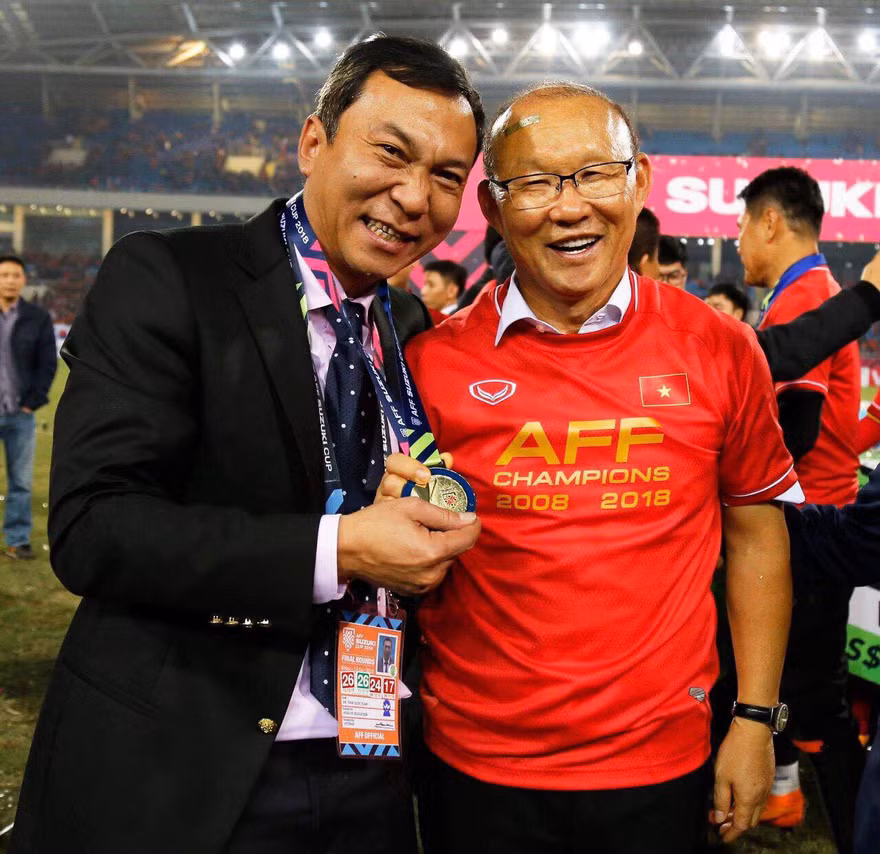 Phó chủ tịch VFF Trần Quốc Tuấn và món quà đặc biệt từ HLV Park Hang Seo, chiếc HCV AFF Cup 2018.