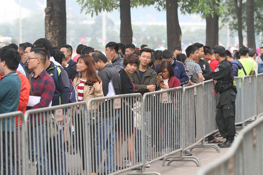 Xếp hàng chờ nhận vé xem AFF Cup 2018 ở trụ sở VFF tại Mỹ Đình, Hà Nội.