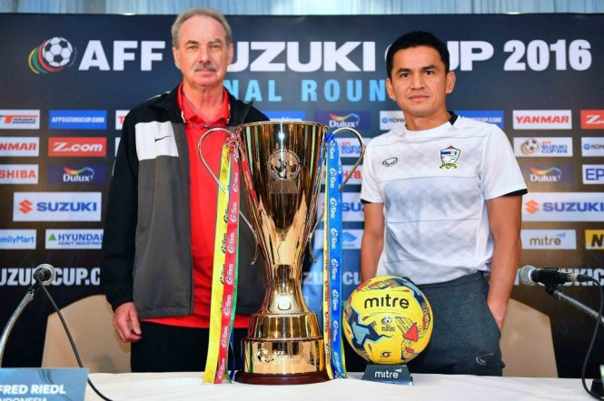 HLV A.Riedl (trái) đã không thắng được Thái Lan của Kiatisuk.