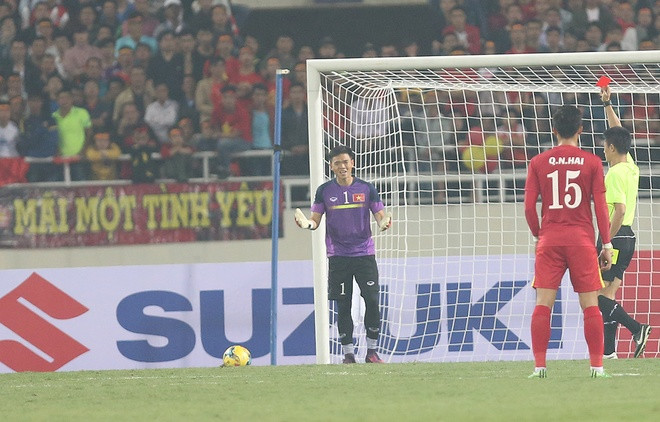 Những sai lầm cá nhân đã đẩy tuyển Việt Nam vào thế khó khăn. Ảnh: Vnexpress