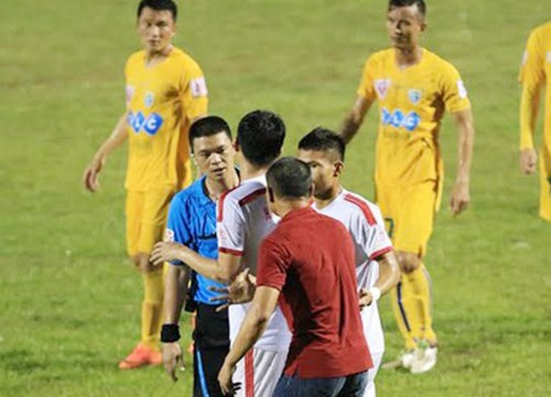 Trọng tài Hà Anh Chiến mắc sai lầm nghiêm trọng nhất ở V-League 2016 
