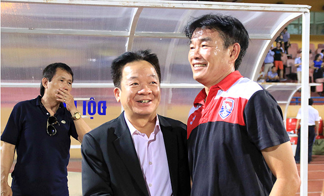 HLV Phan Thanh Hùng (phải) và bầu Hiển của Hà Nội T&T.