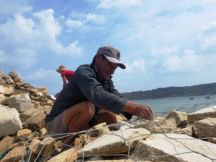 Người dân nhiều tình miền Trung khẩn trương gia cố nhà, đê kè để ứng phó với bão số 6