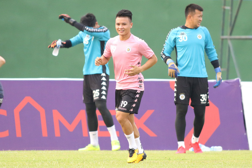 Quang Hải trên sân tập cùng CLB Hà Nội trên sân Gò Đậu chiều 23/6.
