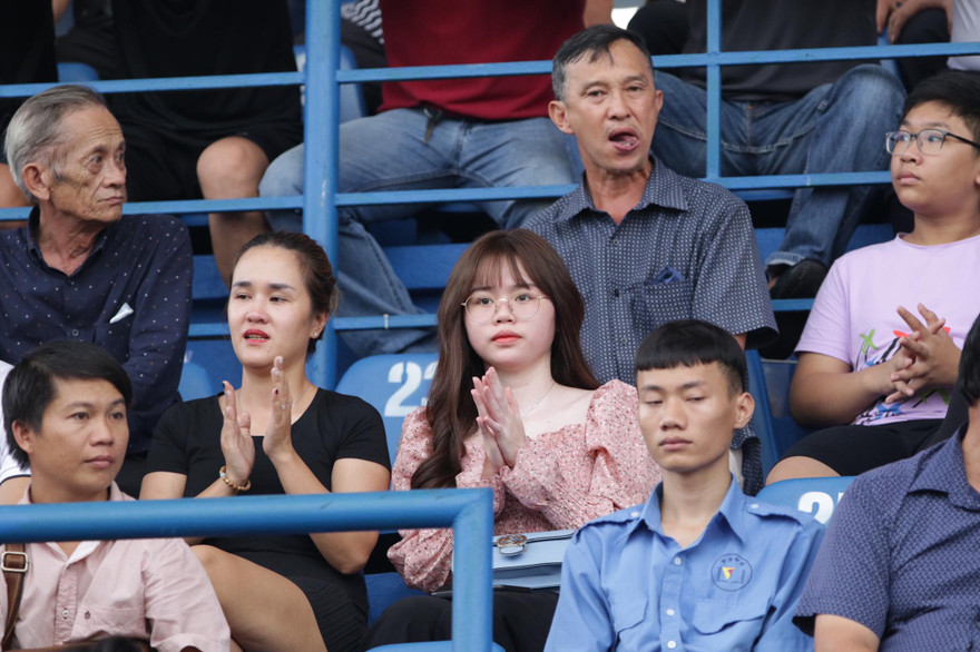 Huỳnh Anh vẫn cổ vũ Quang Hải vượt qua sức ép do sự cố bị "hack" facebook gây ra.(ảnh Hữu Phạm)