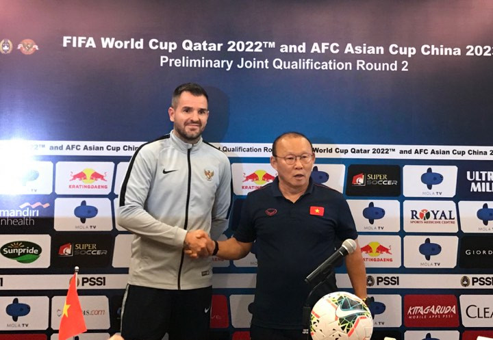 HLV Park Hang Seo bắt tay ông Simon McMenemy tại cuộc họp báo chiều 14/10 ở Bali.