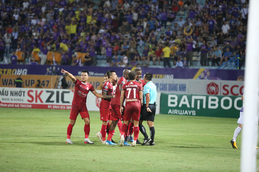 Cầu thủ Bình Dương phản đối quyết liệt quyết định công nhận bàn thắng đầu tiên cho Hà Nội của trọng tài Đình Thái.