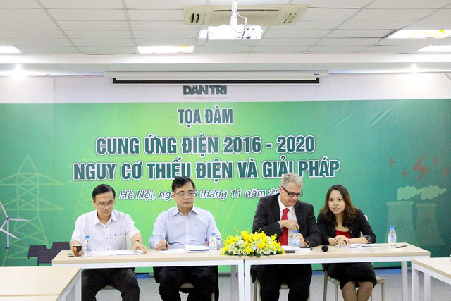 Ông Franz Gerner (thứ hai từ trái sang) tại tọa đàm “Cung ứng điện giai đoạn 2016-2020: Nguy cơ thiếu điện và giải pháp”