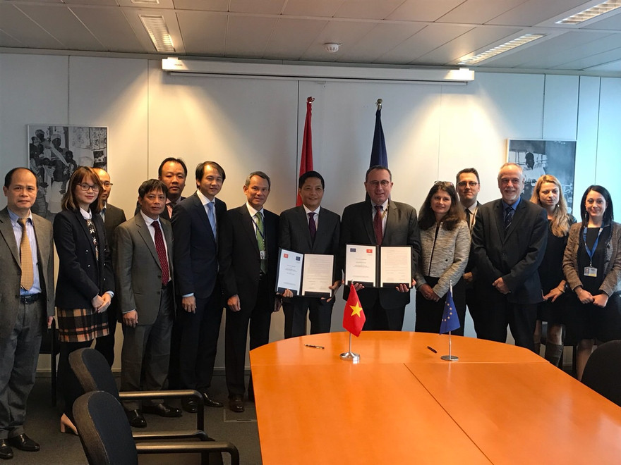 Theo hiệp định tài chính được ký, số tiền gần 3.000 tỷ đồng này được dùng để phát triển năng lượng tái tạo ở Việt Nam