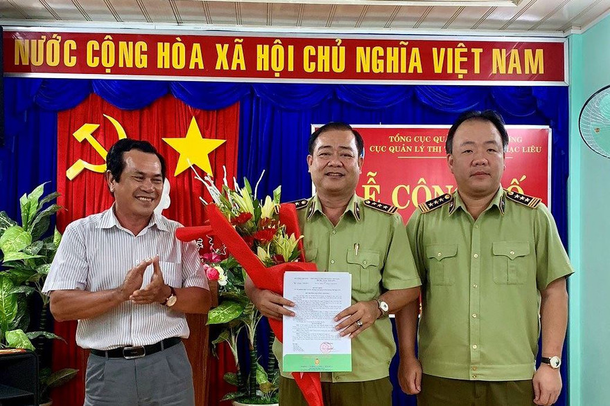Ông Nguyễn Minh Trung (giữa) nhận quyết định bổ nhiệm Cục trưởng Cục QLTT tỉnh Bạc Liêu