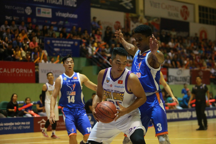 Hanoi Buffaloes (áo xanh) chưa thể đoạt vé vào chung kết.