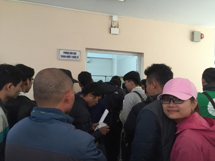 Xếp hàng gửi công văn đặt mua vé trận Việt Nam-Indonesia. (ảnh Phương Lan)