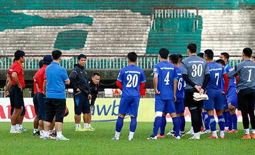 HLV Hữu Thắng không vui vì thông tin ở phòng VIP tại Yangon.