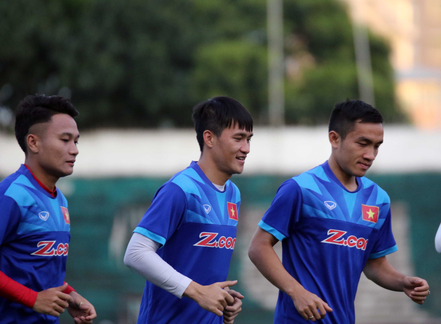 Công Vinh (giữa) rất nổi tiếng trong khu vực Đông Nam Á.