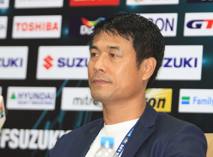 HLV Hữu Thắng động viên Công Phượng khi rời sân.