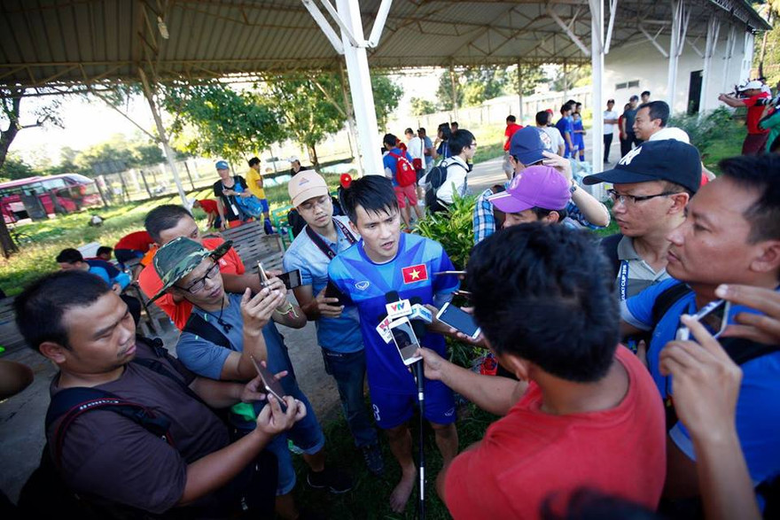Công Vinh trong vòng vây phóng viên