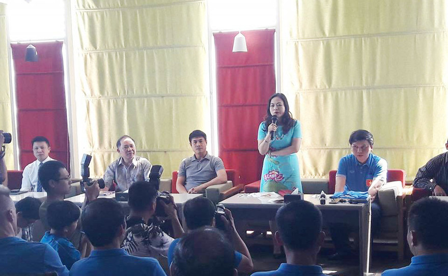 Đại sứ Luận Thuỳ Dương phát biểu trong chuyến thăm thầy trò HLV Nguyễn Hữu Thắng.