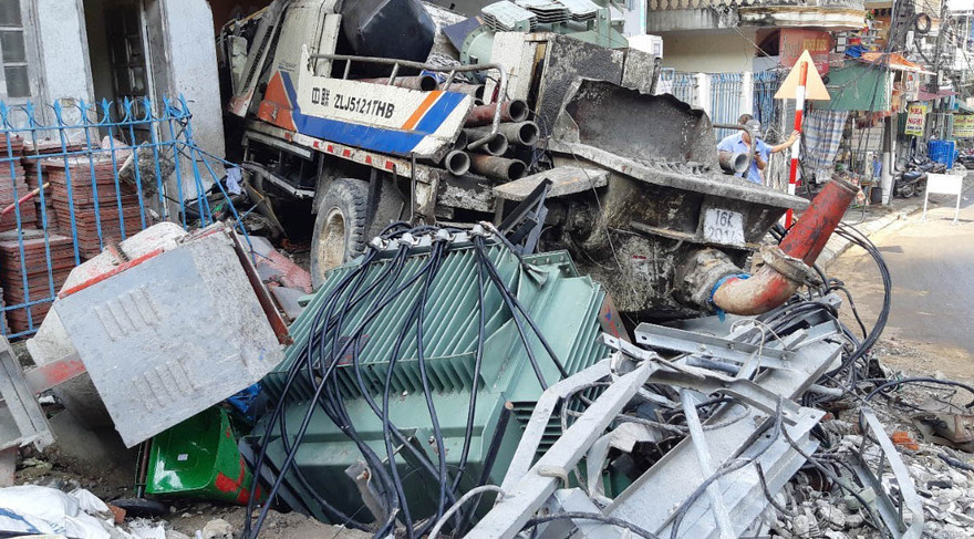 Chiếc xe trộn bê tông mất lái làm hai người tử vong và làm hư họng hai trạm biến áp trên đảo Cát Bà