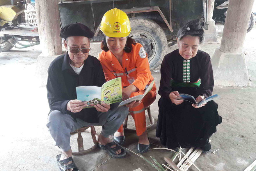 Nhân viên điện lực tăng cường tư vấn, hỗ trợ người dân trong việc sử dụng điện an toàn, tiết kiệm trước và trong các dịp nắng nóng