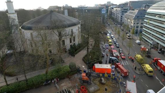 Xe cứu hỏa bên ngoài đền thờ ở Brussels