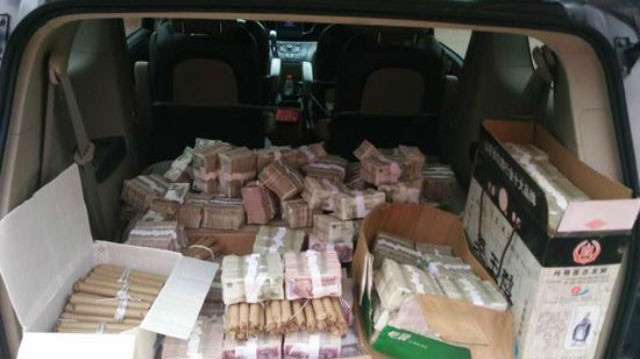 Số tiền lẻ được chất đầy sau xe ô tô