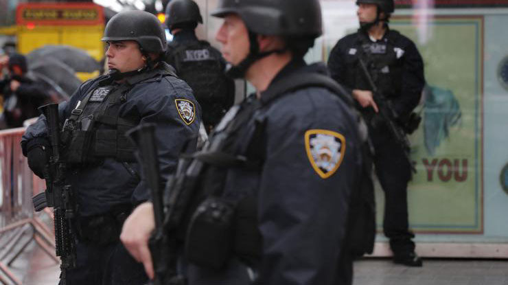 Lực lượng an ninh Mỹ canh gác tại Quảng trường Thời đại ở New York hôm 19/11