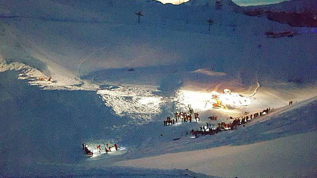 Các nhân viên cứu hộ tại hiện trường vụ lở tuyết