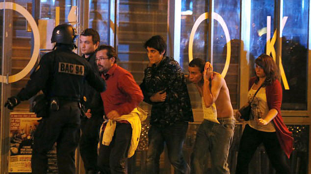 Cảnh sát Pháp đưa người dân đến nơi an toàn sau vụ khủng bố đẫm máu ở Paris ngày 13/11/2015