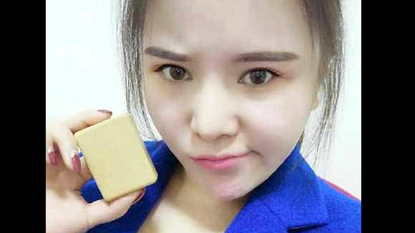 Cô gái cầm bánh xà phòng làm từ chính mỡ của mình