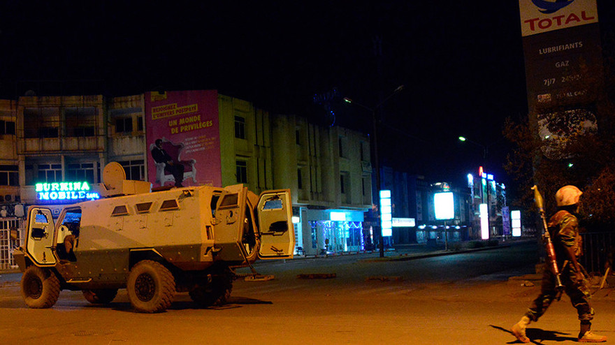 Xe quân sự bên ngoài khách sạn Splendid