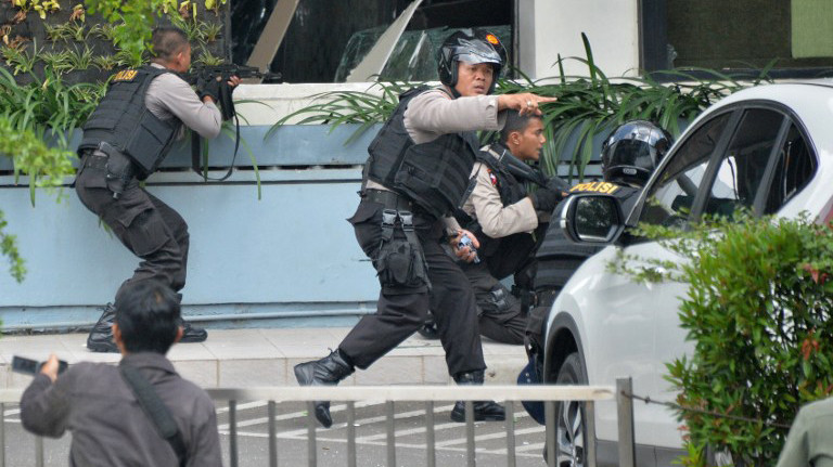 Lực lượng an ninh đấu súng với những kẻ khủng bố 