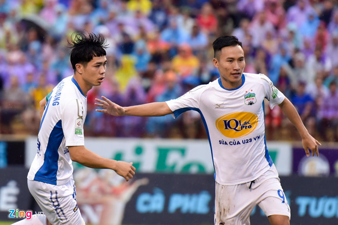 Công Phượng (trái) không thể giúp HAGL giành điểm trên sân Vinh của SLNA đang có phong độ cao.