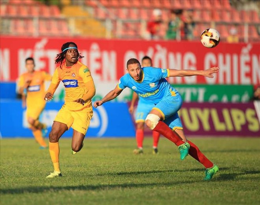 Khánh Hoà (phải) bị Hải Phòng cầm hoà 0-0 ở trận đấu thuộc vòng 20 Nuti Cafe V-League 2018, diễn ra chiều 22/7 trên sân Nha Trang.