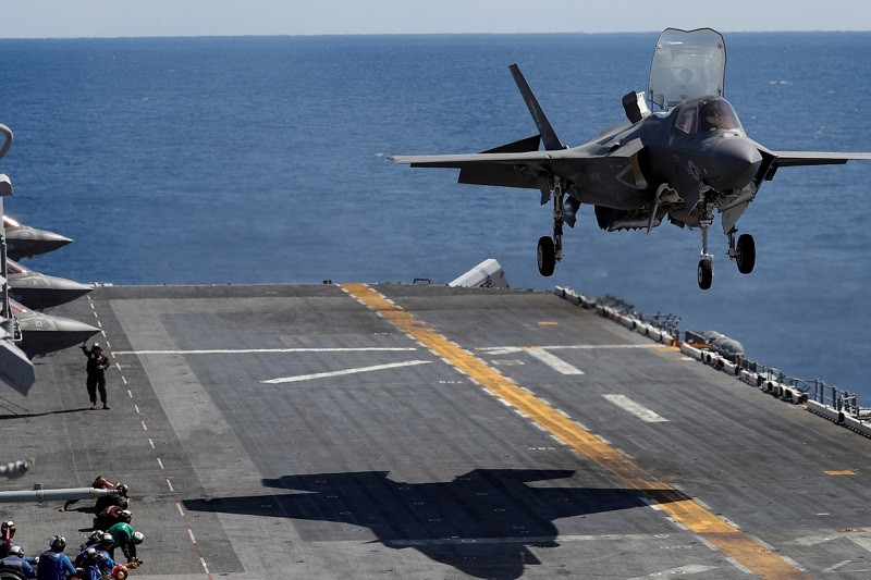 Chiến đấu cơ tàng hình Lockheed Martin F-35B chuẩn bị hạ cánh xuống tàu sân bay USS Wasp ở vùng biển ngoài khơi Okinawa