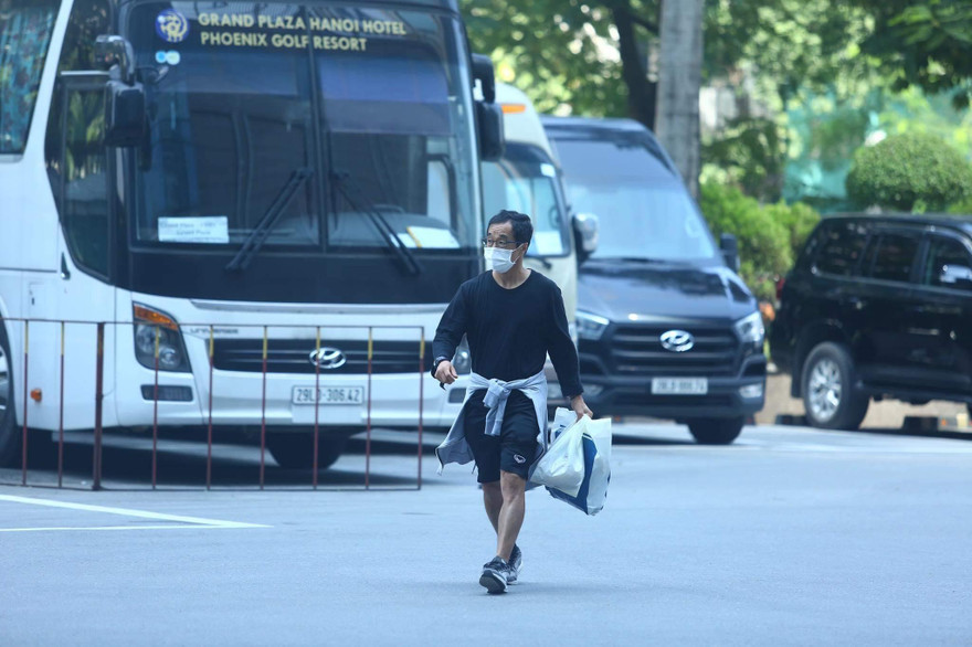 Trợ lý Lee Young-jin sẽ nắm quyền chỉ đạo đội tuyển Việt Nam trong lúc vắng mặt HLV Park Hang-seo. (ảnh P.T)