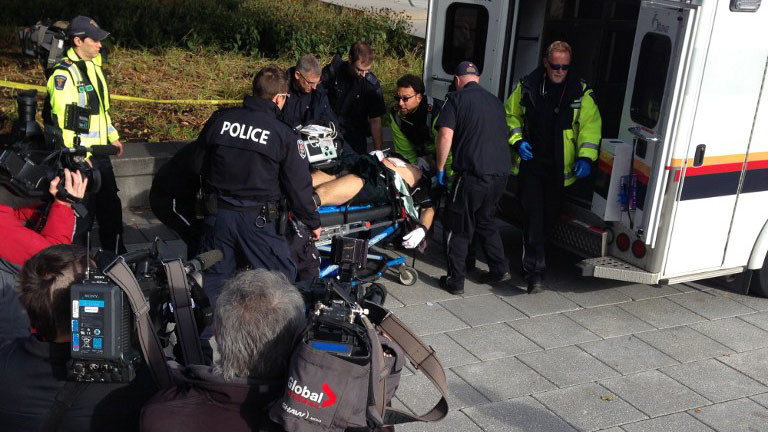 Binh sỹ Canada được đưa lên xe cứu thương sau vụ xả súng gần tòa nhà Quốc hội