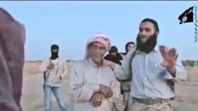 Cha cô gái (bên trái) cùng tay súng IS